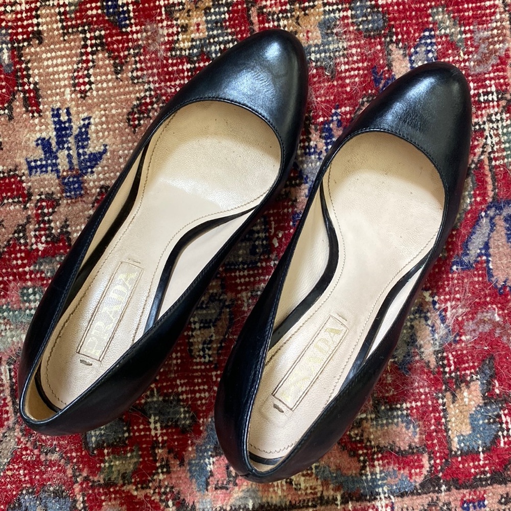 Round Toe Prada Heels in black
